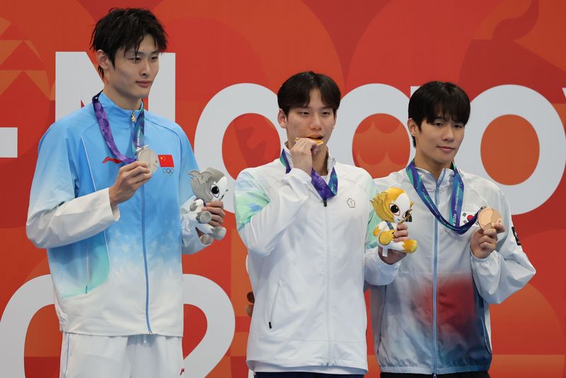 김민섭(오른쪽)이 25일 도쿄 아쿠아틱스 센터에서 열린 2026 아이치·나고야 아시안게임 남자 200m 접영 시상식에서 동메달을 들고 기념촬영을 하고 있다. 2026.9.25 ⓒ 뉴스1 김민지 기자