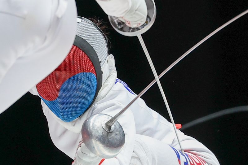 대한민국 송세라가 25일 일본 아이치 스카이 엑스포홀에서 열린 2026 아이치·나고야 아시안게임 펜싱 여자 에페 단체전 결승전에서 중국 탕줜야오와 맞대결을 펼치고 있다. 2026.9.25 ⓒ 뉴스1 안은나 기자