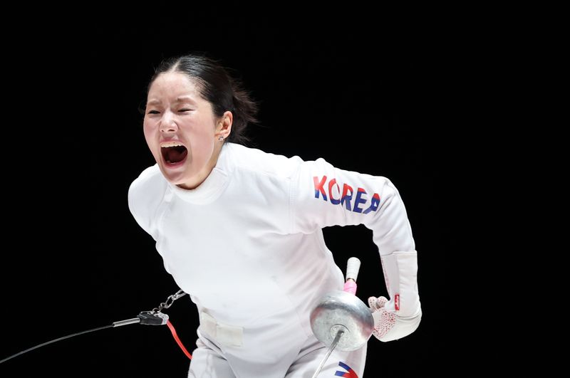 대한민국 송세라가 21일 일본 아이치 스카이 엑스포홀에서 열린 2026 아이치·나고야 아시안게임 펜싱 여자 에페 결승에서 싱가포르의 키리아 압둘을 꺾고 금메달을 차지한 뒤 포효하고 있다.2026.9.22 ⓒ 뉴스1 안은나 기자