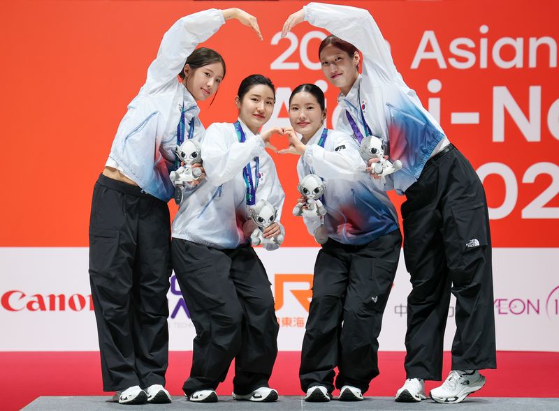 대한민국 양승혜(왼쪽부터), 이혜인, 송세라, 임태희가 25일 일본 아이치 스카이 엑스포홀에서 열린 2026 아이치·나고야 아시안게임 펜싱 여자 에페 단체전 시상식에서 은메달을 수상한 뒤 하트 모양을 만들며 기념 촬영을 하고 있다. 2026.9.25 ⓒ 뉴스1 안은나 기자