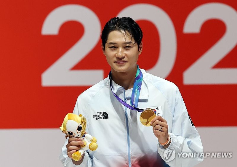 금메달 든 오상욱 (출처=연합뉴스)