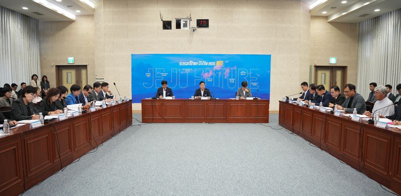 23일 제주도청 탐라홀에서 위성곤 제주도지사와 17개 지방공공기관 대표 등이 ‘제1차 제주 공공기관 책임혁신회의’를 열고 기관별 책임경영·혁신과제와 안전대책을 논의하고 있다. 제주도는 기관장 회의를 격월, 실무회의를 매월 운영해 추진상황을 점검한다. 사진=제주특별자치도 제공