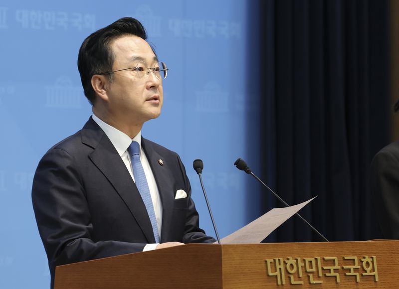 [서울=뉴시스] 김근수 기자 = 박성준 더불어민주당 수석대변인이 27일 오전 서울 여의도 국회 소통관에서 박근혜 전 대통령의 국민의힘 연찬회 참석 관련 기자회견을 하고 있다. 2026.08.27. ks@newsis.com