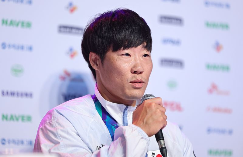 카약 조광희가 26일 일본 나고야 코리안하우스에서 열린 금메달리스트 기자회견에서 금메달 수상 소감을 밝히고 있다. 뉴스1