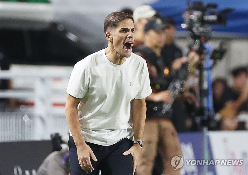 작전 지시하는 모레노 임시 감독 (출처=연합뉴스)
