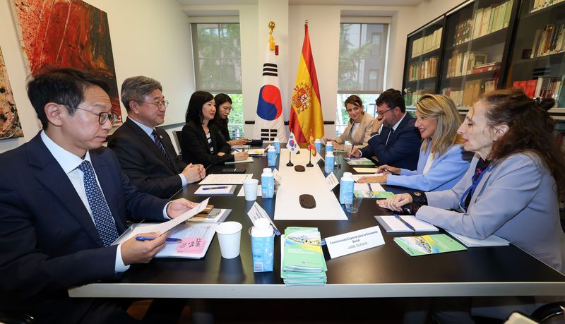 윤호중 장관, 스페인 노동사회경제부 장관과 사회연대경제 협력 MOU