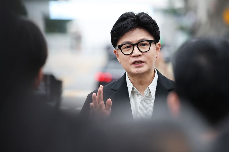 한동훈 무소속 의원이 24일 오후 서울 용산구 국방부 앞에서 기자회견을 열고 'DMZ 지뢰 폭발' 현장 조사를 촉구하는 1인 시위를 하고 있다. 2026.9.24 ⓒ 뉴스1 오대일 기자