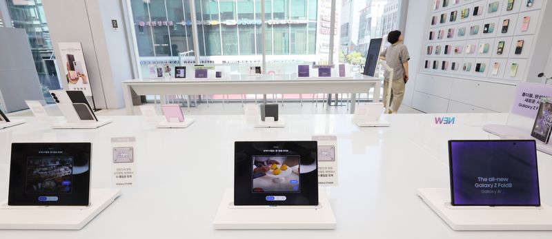 [서울=뉴시스] 박주성 기자 = 삼성전자가 '갤럭시 Z 폴드8 울트라·폴드8·플립8'과 건강관리 기능을 강화한 '갤럭시 워치 울트라2·워치9'을 국내에 공식 출시한 7일 서울 삼성 강남에 갤럭시 폴드8 및 플립8이 전시되어 있다. 2026.08.07. park7691@newsis.com