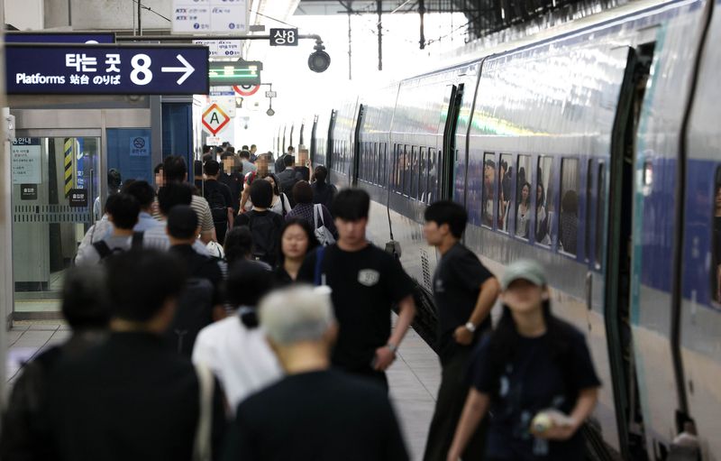 [서울=뉴시스] 고범준 기자 = 추석 명절을 하루 앞둔 지난 23일 서울 용산역에서 귀성객 등 시민들이 열차에 탑승하고 있다. 2026.09.26. bjko@newsis.com