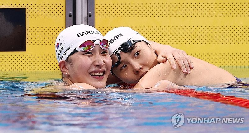 이송은-안세현 '수고했어' (출처=연합뉴스)