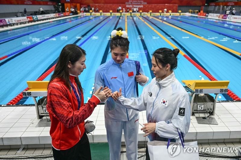 장위페이(가운데), 이케에 리카코(왼쪽)와 우정을 나누는 안세현 (출처=연합뉴스)