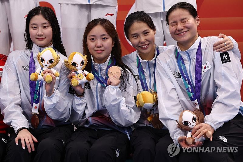 기념촬영하는 여자 혼계영 (출처=연합뉴스)