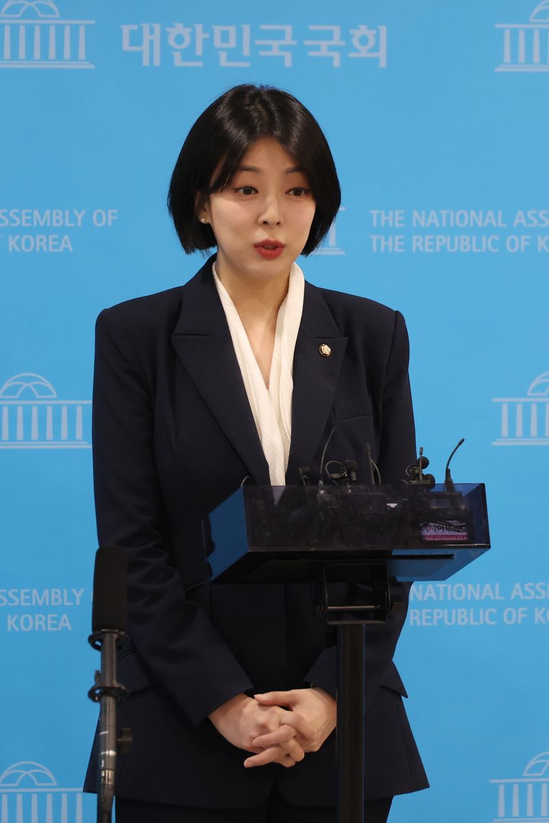 [서울=뉴시스] 고승민 기자 = 배현진 국민의힘 의원이 24일 서울 여의도 국회 소통관에서 취재진 질문에 답하고 있다. 2026.04.24. kkssmm99@newsis.com