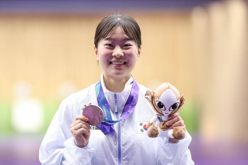 대한민국 김지은이 26일 일본 아이치현 사격장에서 열린 2026 아이치·나고야 아시안게임 사격 여자 50m 소총 3자세 개인전 시상식에서 동메달을 목에 걸고 있다. 뉴스1