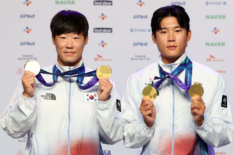 [나고야(일본)=뉴시스] 이영환 기자 = 남자 카약 2인승, 4인승 금메달리스트 조광희(왼쪽). 김효빈이 26일 오전(현지 시간) 일본 아이치현 나고야시 코리아하우스에서 열린 금메달리스트 기자회견에 참석해 기념촬영을 하고 있다. 2026.09.26. 20hwan@newsis.com