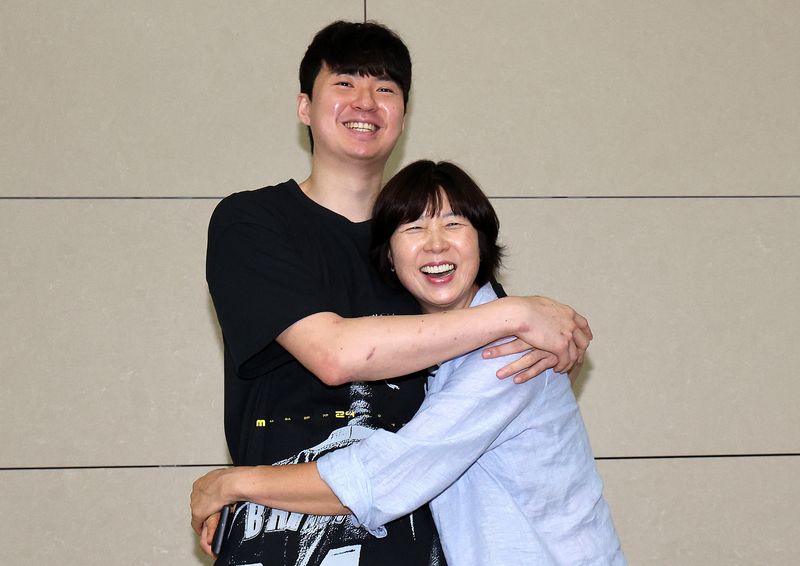 이현중이 26일 오후 인천국제공항 제2여객터미널에서 미국 포틀랜드로 출국하기에 앞서 어머니 성정아 대한민국농구협회 이사와 포옹하고 있다. 이현중은 미국으로 출국해 미국프로농구(NBA) 개막 전까지 포틀랜드 트레이닝 캠프에서 생존경쟁에 돌입한다. 뉴스1