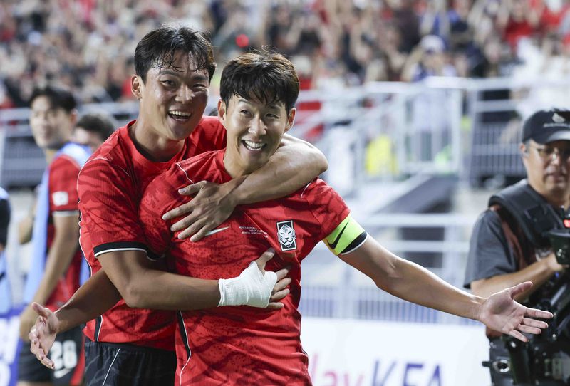 [수원=뉴시스] 김근수 기자 = 24일 경기 수원시 팔달구 수원월드컵경기장에서 열린 하나은행 초청 대한민국 축구 국가대표팀 친선경기 대한민국 대 에콰도르의 경기 후반 손흥민이 추가골을 넣고 오현규와 기뻐하고 있다. 2026.09.24. ks@newsis.com