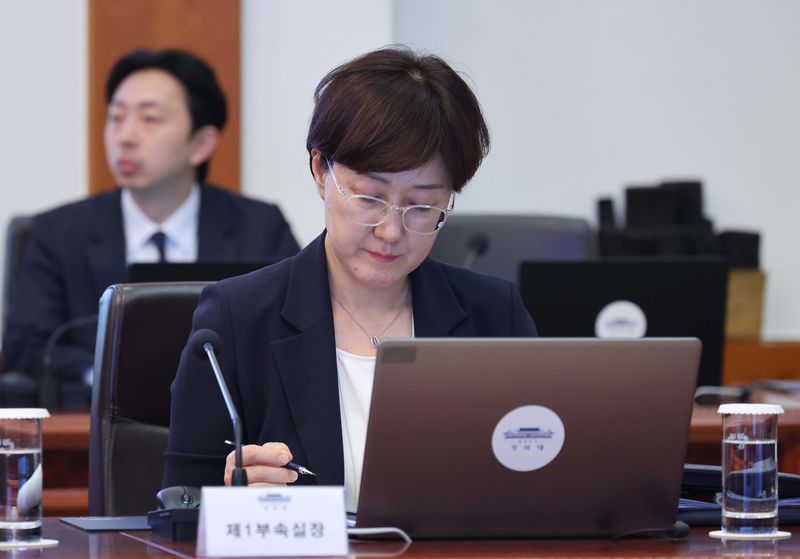김현지 청와대 제1부속실장이 지난 21일 청와대에서 열린 수석보좌관회의에 참석해 있다. 청와대통신사진기자단