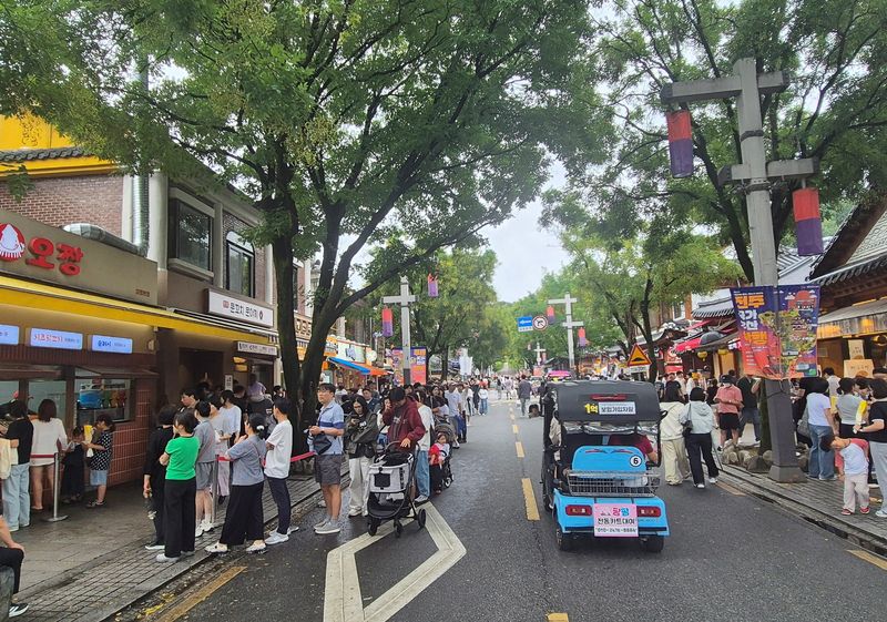 26일 오후 전북 전주한옥마을을 찾은 관광객들이 명절 연휴를 즐기고 있다. 2026.9.26/뉴스1
