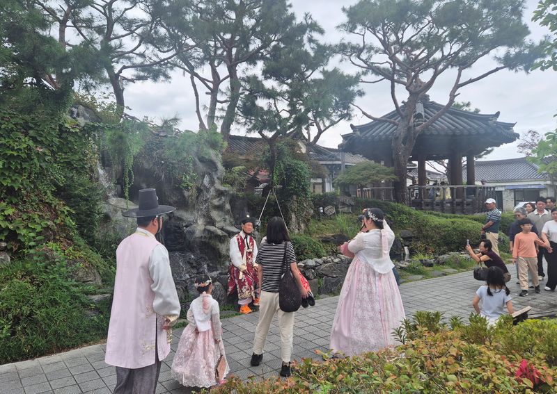 26일 오후 전북 전주한옥마을을 찾은 가족 단위 관광객들이 기념 사진 촬영을 하고 있다. 2026.9.26/뉴스1