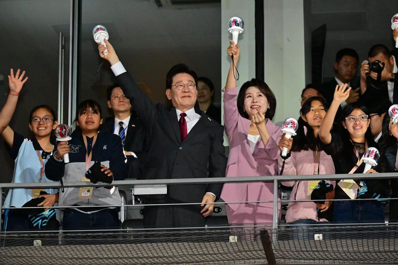 [멕시코시티=뉴시스] 김진아 기자 = 이재명 대통령과 김혜경 여사가 25일(현지 시간) 멕시코 멕시코시티 에스타디오 GNP 스타디움에서 열린 스트레이시티 콘서트에서 응원봉을 흔들며 K-POP 팬들에게 인사를 하고 있다. 2026.09.26. bluesoda@newsis.com