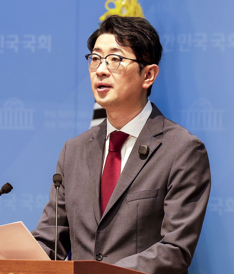 [서울=뉴시스] 정병혁 기자 = 주진우 국민의힘 의원이 13일 서울 여의도 국회 소통관에서 김승원 법무부장관 후보자 관련 기자회견을 하고 있다. 2026.09.13. jhope@newsis.com