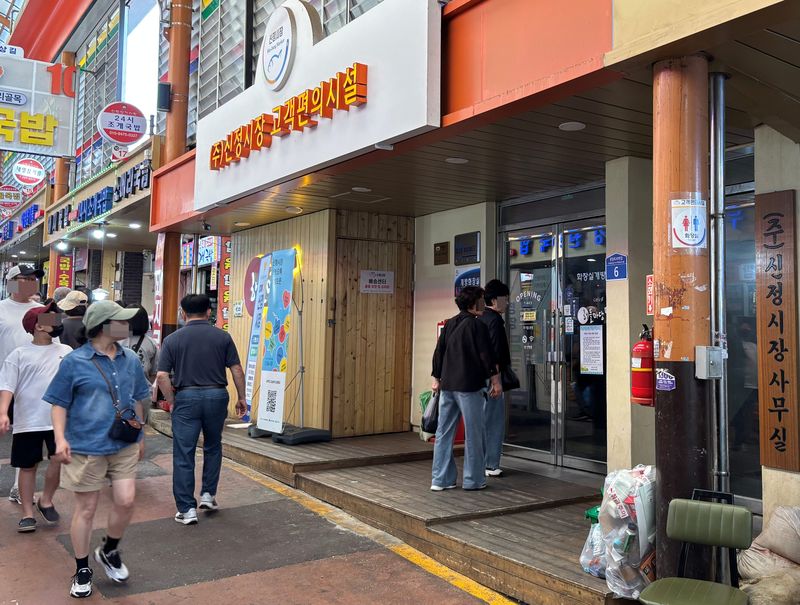 추석 하루 전인 지난 24일 전통시장인 울산 남구 신정시장에 장을 보러 나온 시민들이 문이 잠김 개방 화장실 앞에서 당황스러워하고 있다. 사진=최수상 기자