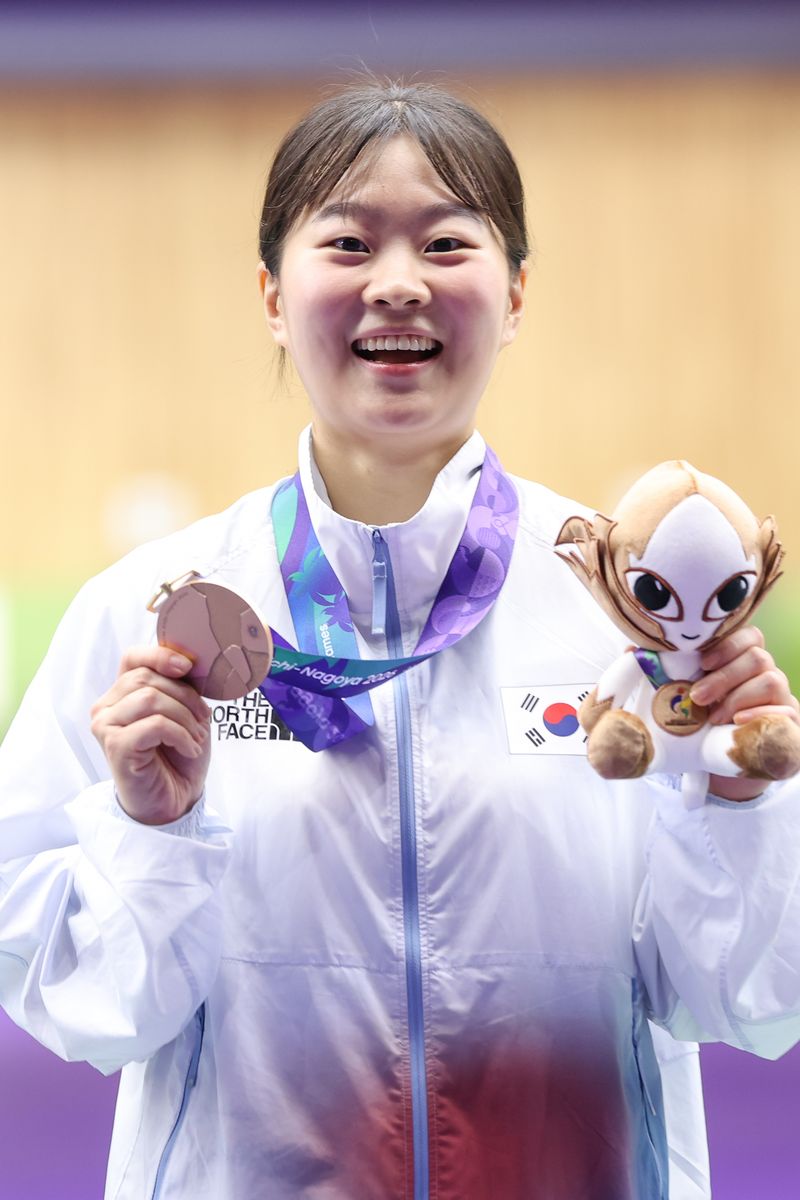 대한민국 김지은이 26일 일본 아이치현 사격장에서 열린 2026 아이치·나고야 아시안게임 사격 여자 50m 소총 3자세 개인전 시상식에서 동메달을 목에 걸고 있다. 2026.9.26 ⓒ 뉴스1 안은나 기자