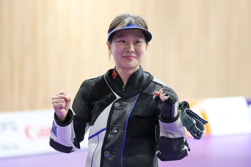대한민국 김지은이 26일 일본 아이치현 사격장에서 열린 2026 아이치·나고야 아시안게임 사격 여자 50m 소총 3자세 개인전 결선에 입장하며 인사하고 있다. 2026.9.26 ⓒ 뉴스1 안은나 기자
