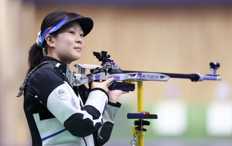 대한민국 김지은이 26일 일본 아이치현 사격장에서 열린 2026 아이치·나고야 아시안게임 사격 여자 50m 소총 3자세 개인전 결선에서 관중석을 바라보고 있다. 2026.9.26 ⓒ 뉴스1 안은나 기자