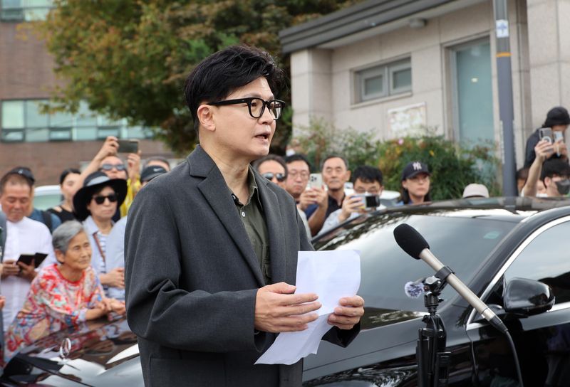 한동훈 무소속의원이 26일 국방부 앞에서 열린 1인시위에 앞서 지뢰 폭팔 사고에 대한 이재명 정권의 비상식적인 대응을 규탄 하고 있다. 사진=박범준 기자
