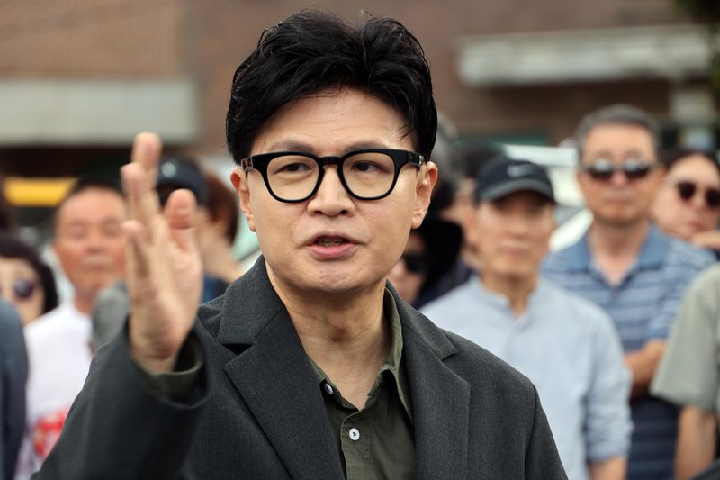 한동훈 무소속의원이 26일 국방부 앞에서 열린 1인시위에 앞서 지뢰 폭팔 사고에 대한 이재명 정권의 비상식적인 대응을 규탄 하고 있다. 사진=박범준 기자