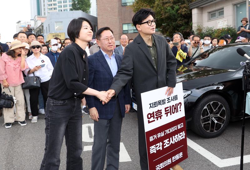 한동훈 무소속의원이 26일 국방부 앞에서 열린 1인시위에 앞서 응원 방문한 국민의힘 유용원 의원과 한지아 의원과 악수를 하고 있다. 사진=박범준 기자