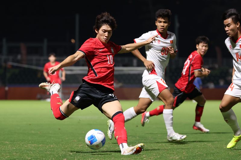 25일(현지시간) 일본 나고야 미즈호 파크 럭비 필드에서 열린 2026 아이치·나고야 아시안게임 남자축구 8강전 대한민국과 베트남의 경기, 전반 한국 배준호가 슛 하고 있다.뉴시스