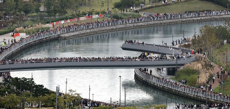 추석 연휴인 26일 부산 동구 북항 친수공원 일대에서 경관수로에 머물고 있는 상어 '부캉이'를 구경하기 위해 많은 시민들이 몰려 북적이고 있다. 북항 친수공원 일대에는 지난 24일 10만1000명, 25일 13만6000명 등 추석 연휴 이틀간 23만7000명의 인파가 몰린 것으로 집계됐다. /사진=뉴시스