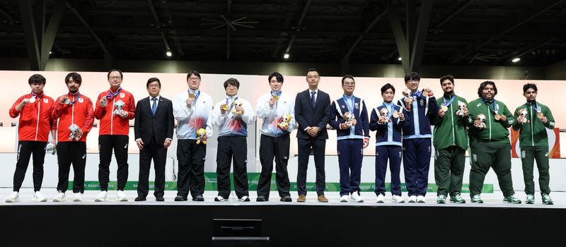 [도코나메(일본)=뉴시스] 이영환 기자 = 26일 오후(현지 시간) 일본 아이치현 도코나메시 아이치 스카이 엑스포에서 열린 2026 아이치·나고야 아시안게임 e스포츠 대전격투 시상식에서 금메달을 획득한 한국 이광노, 배재민, 연제길이 메달리스트들과 포즈를 취하고 있다. 2026.09.26. 20hwan@newsis.com <저작권자ⓒ 공감언론 뉴시스통신사. 무단전재-재배포 금지.> /사진=뉴시스화상
