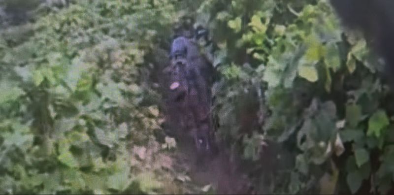 군과 유엔군사령부가 서부전선에서 발생한 지뢰 추정 폭발 사고 현장조사를 위해 지난 26일 비무장지대(DMZ) 내에서 기동로 확보 및 작전환경 조사 활동을 하는 모습. 합참 제공 영상 캡처