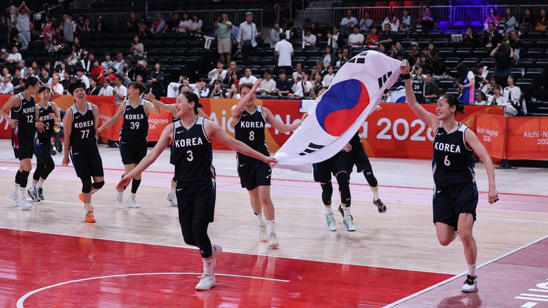 26일 일본 나고야 아이치 인터내셔널 아레나에서 열린 2026 아이치·나고야 아시안게임 여자농구 결승전 대한민국과 일본의 경기에서 금메달을 확정한 대한민국 선수들이 태극기를 들고 코트를 달리며 기뻐하고 있다. 2026.9.26 ⓒ 뉴스1 안은나 기자 /사진=뉴스1