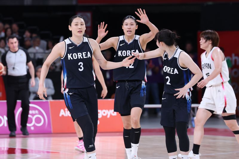 26일 일본 나고야 아이치 인터내셔널 아레나에서 열린 2026 아이치·나고야 아시안게임 여자농구 결승전 대한민국과 일본의 경기, 한국 강이슬이 슛을 넣은 뒤 허예은, 이해란과 기뻐하고 있다. 2026.9.26 ⓒ 뉴스1 안은나 기자 /사진=뉴스1