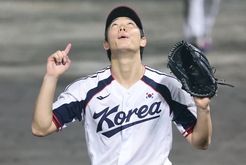 26일 오후 일본 아이치현 도요하시 시민구장에서 열린 2026 아이치·나고야 아시안게임 야구 슈퍼라운드 2차전 대한민국과 중국의 경기 7회초 이닝을 삼자범퇴로 끝낸 대한민국 선발투수 최민석이 하늘을 향해 세리머니를 하고 있다. 뉴스1