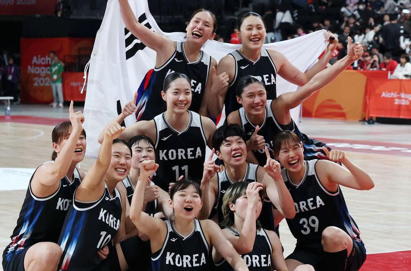 [나고야(일본)=뉴시스] 김금보 기자 = 26일 오후(현지 시간) 일본 아이치현 나고야시에서 열린 2026 아이치·나고야 아시안게임 여자 농구 결승 한국과 일본의 경기, 한국이 75-70으로 승리하며 금메달을 차지했다. 주장 강이슬과 선수들이 태극기를 들고 환호하고 있다. 2026.09.26. kgb@newsis.com