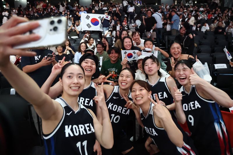 한국 여자 농구, 12년만에 아시안게임 금메달 (나고야=연합뉴스) 윤동진 기자 = 26일 일본 나고야 아이치 인터내셔널 아레나에서 열린 2026 아이치·나고야 아시안게임 여자 농구 한국 대 일본 결승. 승리를 거둔 대한민국 선수들이 기념촬영을 하고 있다. 2026.9.26 mon@yna.co.kr (끝)
