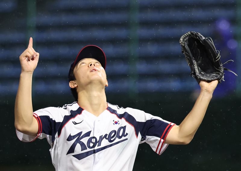 26일 일본 아이치현 도요하시 시민구장에서 열린 2026 아이치·나고야 아시안게임 야구 슈퍼라운드 대한민국과 중국의 경기. 대한민국 선발투수 최민석이 7회초 이닝을 마치고 더그아웃으로 향하고 있다. 연합뉴스