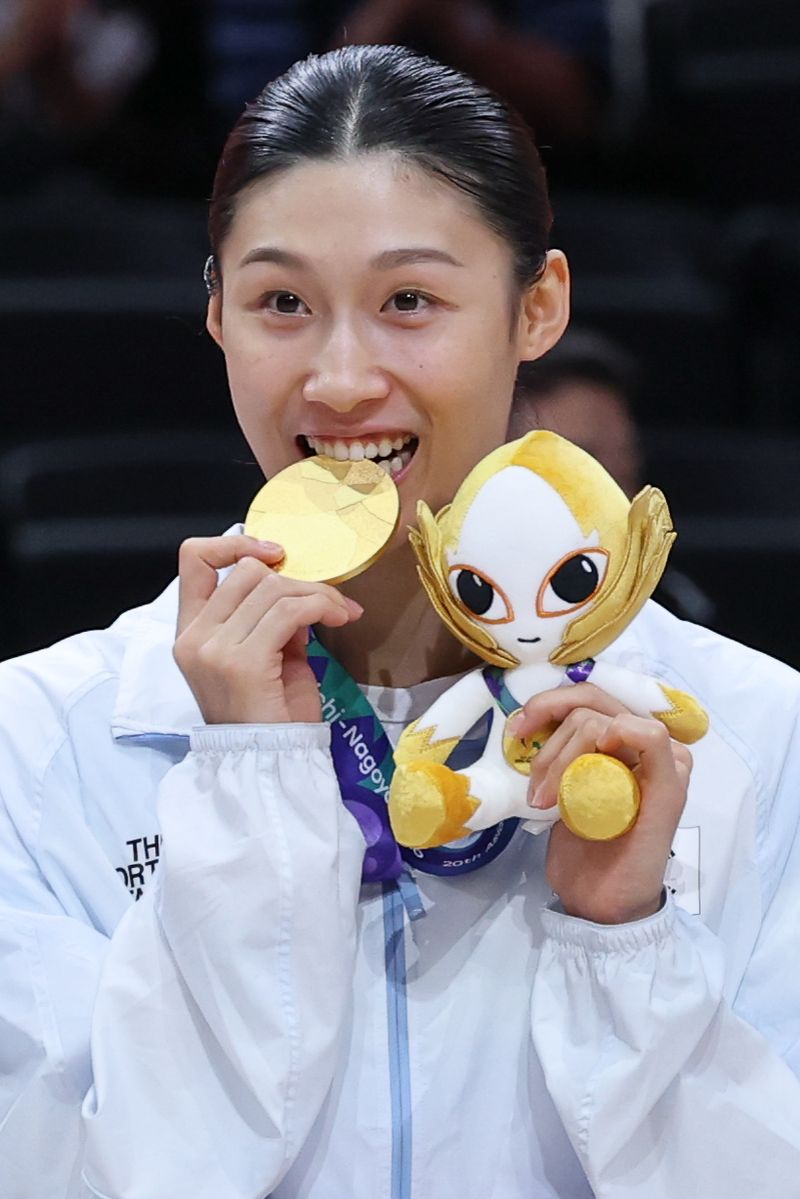 대한민국 이해란이 26일 일본 나고야 아이치 인터내셔널 아레나에서 열린 2026 아이치·나고야 아시안게임 여자농구 시상식에서 금메달을 깨물어보고 있다. 뉴스1