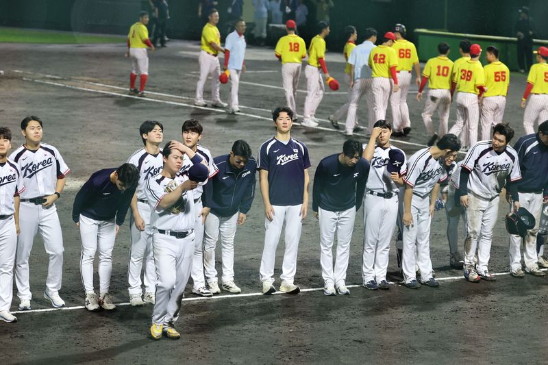 26일 오후 일본 아이치현 도요하시 시민구장에서 열린 2026 아이치·나고야 아시안게임 야구 슈퍼라운드 2차전 대한민국과 중국의 경기에서 9대 2로 승리해 일본과의 결승전으로 향하게 된 대한민국 야구대표팀이 관중들에게 인사하고 있다.뉴스1