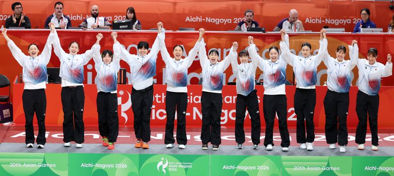 지난 26일 일본 아이치현 나고야시에서 열린 2026 아이치·나고야 아시안게임 여자 농구 결승 한국과 일본의 경기에서 75-70으로 일본을 꺾고 금메달을 획득한 한국 선수단이 환호하고 있다.뉴시스