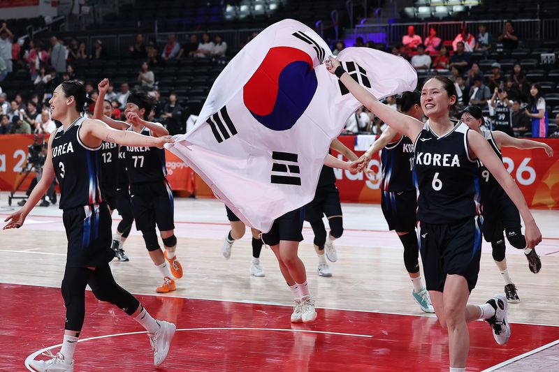 지난 26일 일본 나고야 아이치 인터내셔널 아레나에서 열린 2026 아이치·나고야 아시안게임 여자 농구 결승에서 일본을 꺾고 승리를 거둔 대한민국 선수들이 환호하고 있다. 사진=연합뉴스