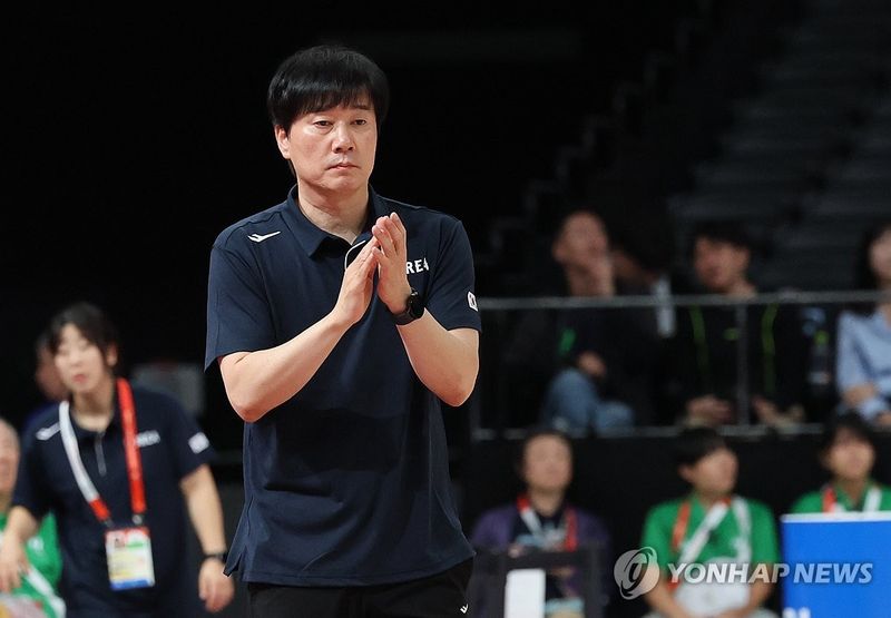 박수 치는 박수호 감독 (출처=연합뉴스)