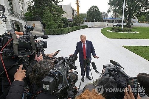 기자들 질문에 답하는 트럼프 대통령 (출처=연합뉴스)
