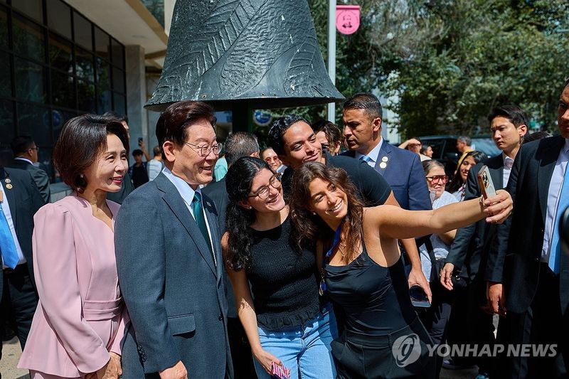 멕시코 시민들과 기념촬영하는 이재명 대통령 부부 (출처=연합뉴스)
